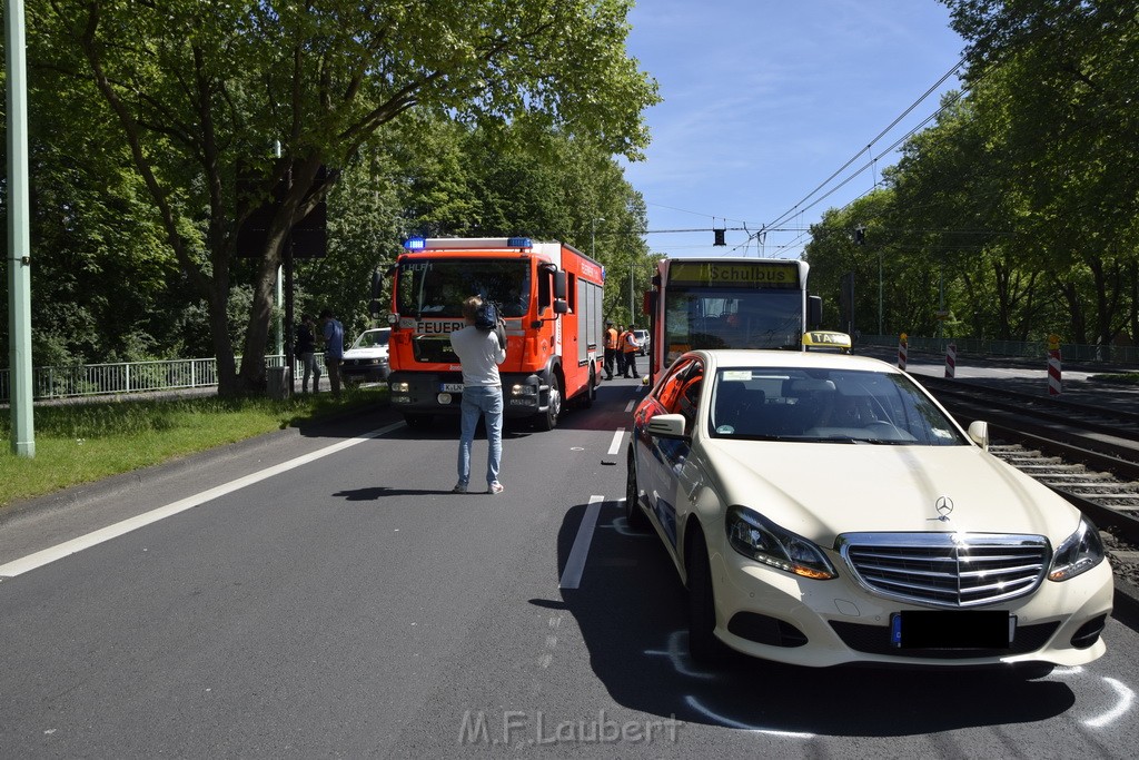 VU Schulbus Taxi Severinsbruecke Rich Innenstadt P34.JPG - Miklos Laubert